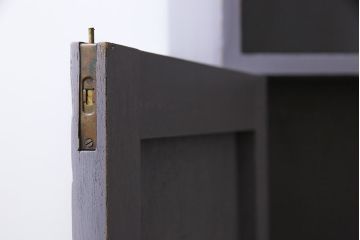 ペイント家具　彫刻がアクセントになった淡い色合いの飾り棚(収納棚、キャビネット)