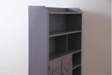 ペイント家具　彫刻がアクセントになった淡い色合いの飾り棚(収納棚、キャビネット)