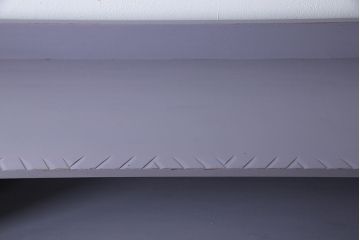 ペイント家具　彫刻がアクセントになった淡い色合いの飾り棚(収納棚、キャビネット)