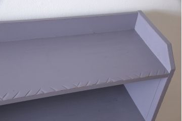 ペイント家具　彫刻がアクセントになった淡い色合いの飾り棚(収納棚、キャビネット)