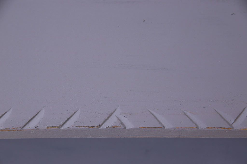 ペイント家具　彫刻がアクセントになった淡い色合いの飾り棚(収納棚、キャビネット)