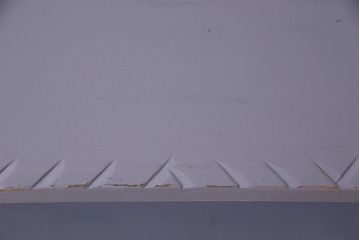 ペイント家具　彫刻がアクセントになった淡い色合いの飾り棚(収納棚、キャビネット)