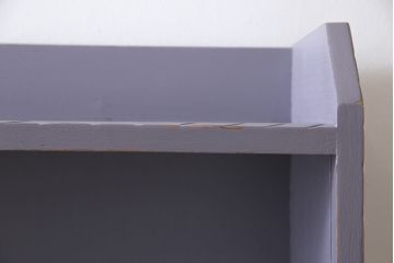 ペイント家具　彫刻がアクセントになった淡い色合いの飾り棚(収納棚、キャビネット)