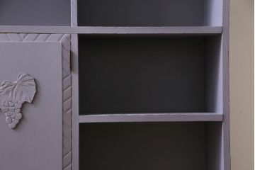 ペイント家具　彫刻がアクセントになった淡い色合いの飾り棚(収納棚、キャビネット)