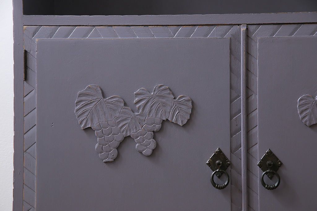 ペイント家具　彫刻がアクセントになった淡い色合いの飾り棚(収納棚、キャビネット)