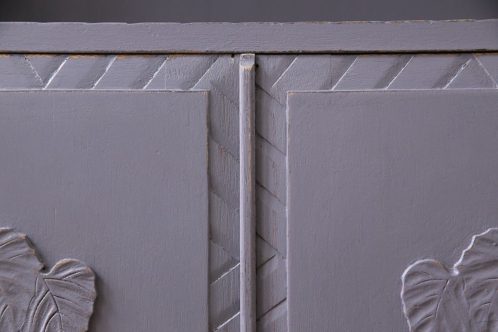 ペイント家具　彫刻がアクセントになった淡い色合いの飾り棚(収納棚、キャビネット)
