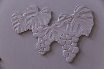 ペイント家具　彫刻がアクセントになった淡い色合いの飾り棚(収納棚、キャビネット)