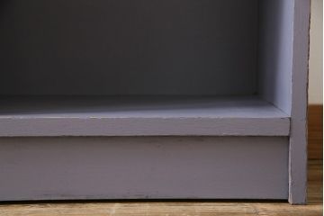 ペイント家具　彫刻がアクセントになった淡い色合いの飾り棚(収納棚、キャビネット)