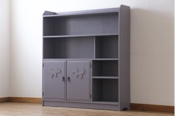 ペイント家具　彫刻がアクセントになった淡い色合いの飾り棚(収納棚、キャビネット)