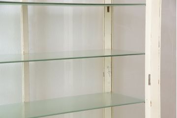 レトロ家具　昭和レトロ　4面ガラス　味わいのあるオリジナルペイントのケビントガラスケース(陳列棚、ショーケース、飾り棚)