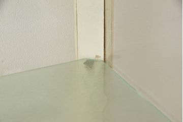 レトロ家具　昭和レトロ　4面ガラス　味わいのあるオリジナルペイントのケビントガラスケース(陳列棚、ショーケース、飾り棚)