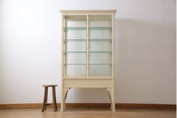 レトロ家具　昭和レトロ　4面ガラス　味わいのあるオリジナルペイントのケビントガラスケース(陳列棚、ショーケース、飾り棚)