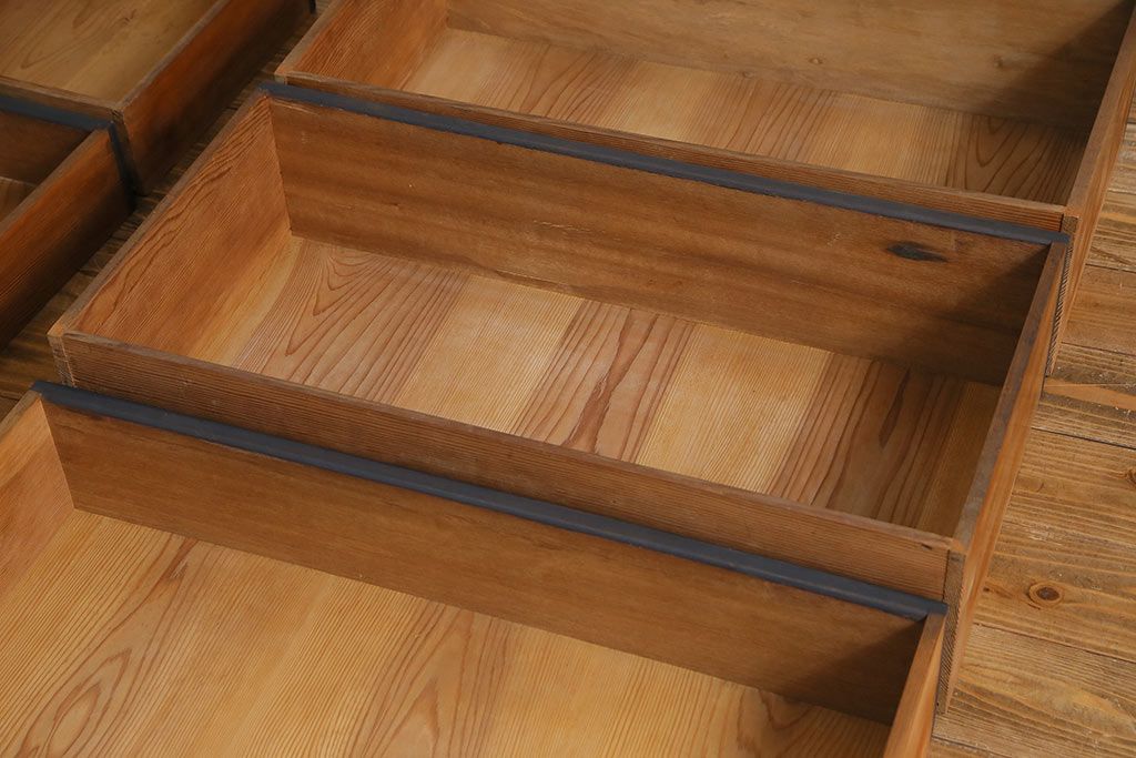 和製アンティーク　ペイント家具　幅狭　シックな雰囲気がお洒落なチェスト(重ね箪笥、収納棚、引き出し)