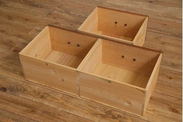 レトロ家具　和製アンティーク　レトロ　古い木の質感が味わい深いシンプルな飾り棚(陳列棚)