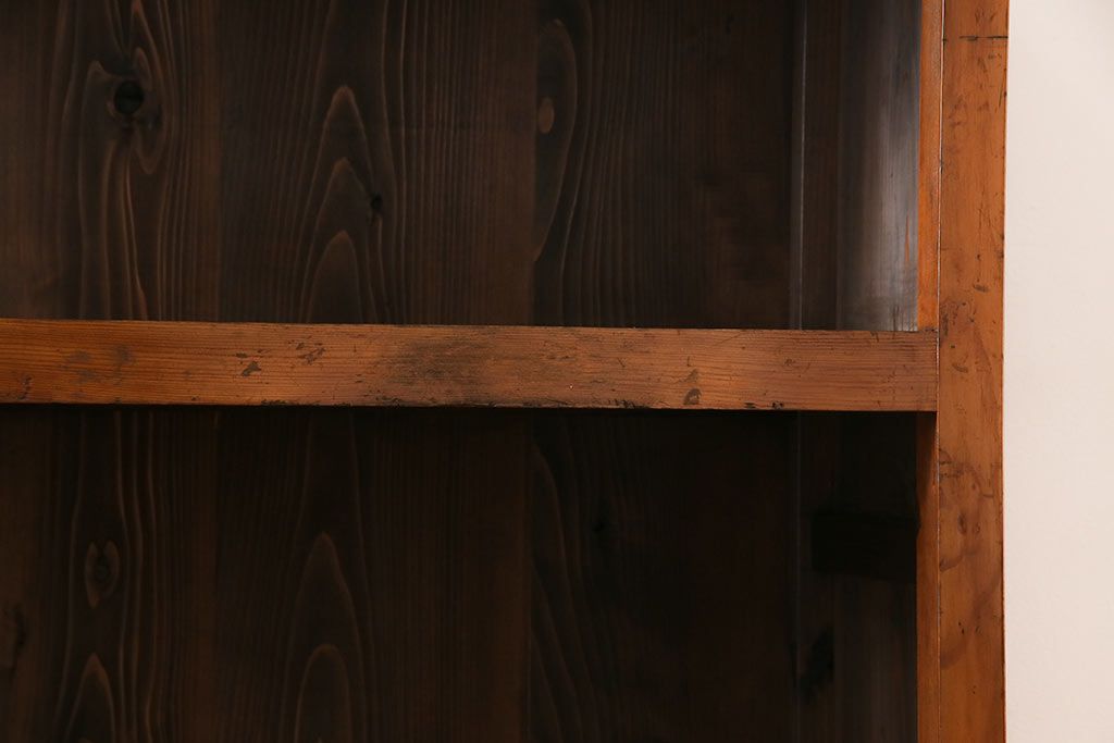 レトロ家具　和製アンティーク　レトロ　古い木の質感が味わい深いシンプルな飾り棚(陳列棚)