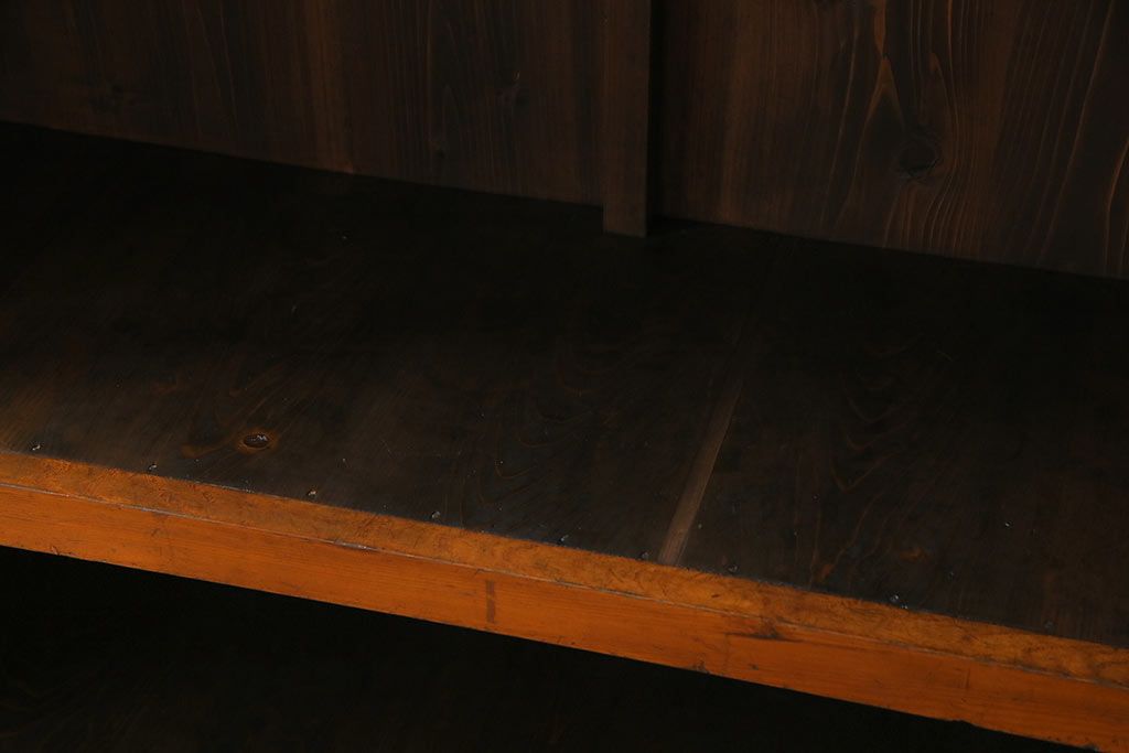 レトロ家具　和製アンティーク　レトロ　古い木の質感が味わい深いシンプルな飾り棚(陳列棚)