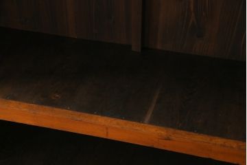 レトロ家具　和製アンティーク　レトロ　古い木の質感が味わい深いシンプルな飾り棚(陳列棚)