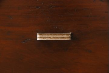 レトロ家具　和製アンティーク　レトロ　古い木の質感が味わい深いシンプルな飾り棚(陳列棚)