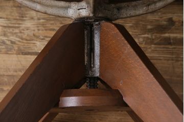 アンティーク家具　大正ロマン　ナラ材　上品な透かし彫りのドクターチェア(回転椅子、アームチェア)