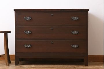 和製アンティーク　リメイク家具　草花モチーフの金具が上品な箪笥ローボード(テレビボード、衣装箪笥)