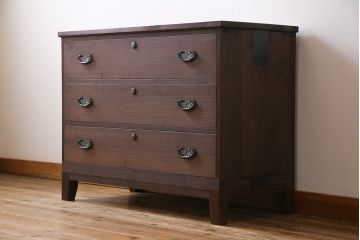 和製アンティーク　リメイク家具　草花モチーフの金具が上品な箪笥ローボード(テレビボード、衣装箪笥)