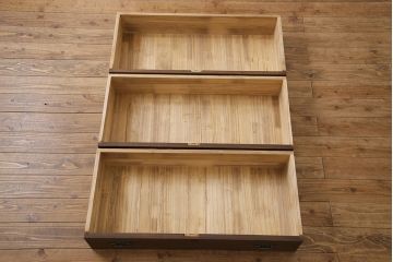 和製アンティーク　リメイク家具　草花モチーフの金具が上品な箪笥ローボード(テレビボード、衣装箪笥)