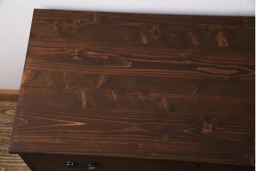 和製アンティーク　リメイク家具　草花モチーフの金具が上品な箪笥ローボード(テレビボード、衣装箪笥)