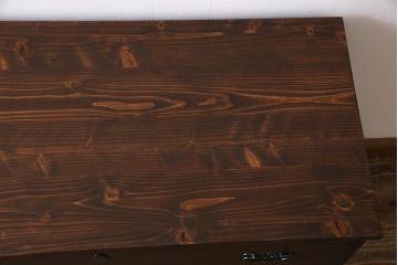 和製アンティーク　リメイク家具　草花モチーフの金具が上品な箪笥ローボード(テレビボード、衣装箪笥)