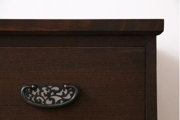 和製アンティーク　リメイク家具　草花モチーフの金具が上品な箪笥ローボード(テレビボード、衣装箪笥)