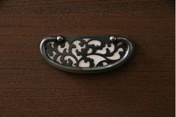 和製アンティーク　リメイク家具　草花モチーフの金具が上品な箪笥ローボード(テレビボード、衣装箪笥)