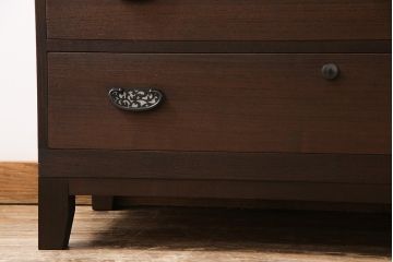 和製アンティーク　リメイク家具　草花モチーフの金具が上品な箪笥ローボード(テレビボード、衣装箪笥)