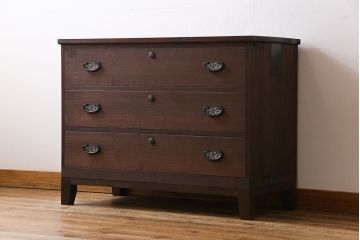 和製アンティーク　リメイク家具　草花モチーフの金具が上品な箪笥ローボード(テレビボード、衣装箪笥)