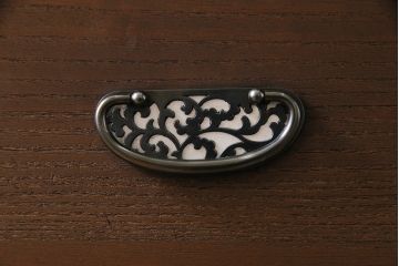 和製アンティーク　リメイク家具　優美な装飾金具が品のある箪笥ローボード(テレビボード、衣装箪笥)