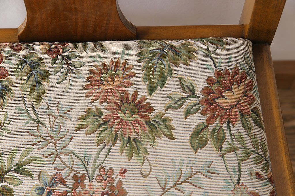 アンティーク家具　フランスアンティーク　バーチ材　上品でいて愛らしい雰囲気漂うダイニングチェア(ワークチェア、椅子)