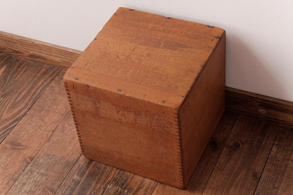 アンティーク雑貨　昭和レトロ　キューブ型の大きな積み木【立方体・大】(スツール、飾り台、花台、ディスプレイ雑貨)