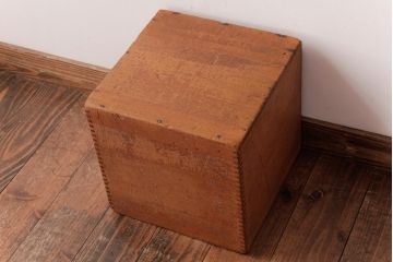 アンティーク雑貨　昭和レトロ　キューブ型の大きな積み木【立方体・大】(スツール、飾り台、花台、ディスプレイ雑貨)