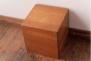 アンティーク雑貨　昭和レトロ　キューブ型の大きな積み木【立方体・大】(スツール、飾り台、花台、ディスプレイ雑貨)(1)