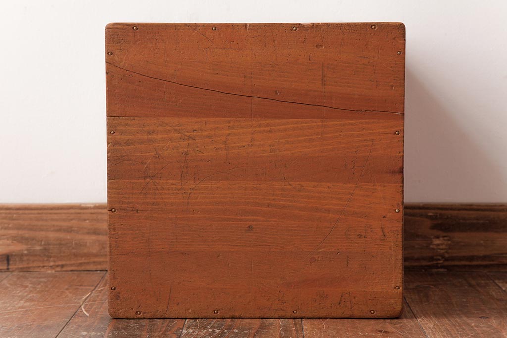 アンティーク雑貨　昭和レトロ　キューブ型の大きな積み木【立方体・大】(スツール、飾り台、花台、ディスプレイ雑貨)(1)