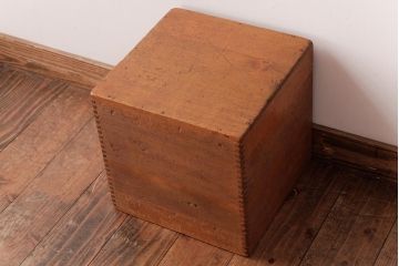 アンティーク雑貨　昭和レトロ　キューブ型の大きな積み木【立方体・大】(スツール、飾り台、花台、ディスプレイ雑貨)(2)