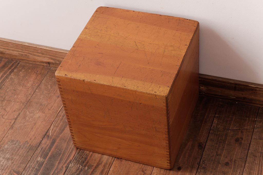 アンティーク雑貨　昭和レトロ　色々使える!大きな積み木【立方体・大】(スツール、飾り台、花台、ディスプレイ雑貨)