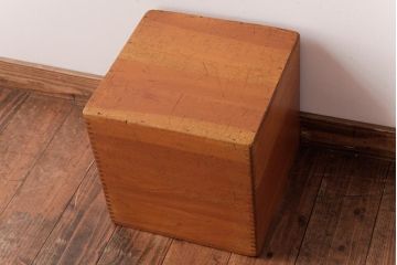 アンティーク雑貨　昭和レトロ　色々使える!大きな積み木【立方体・大】(スツール、飾り台、花台、ディスプレイ雑貨)