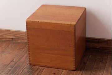 アンティーク雑貨　昭和レトロ　色々使える!大きな積み木【立方体・大】(スツール、飾り台、花台、ディスプレイ雑貨)