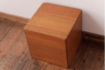 アンティーク雑貨　昭和レトロ　色々使える!大きな積み木【立方体・大】(スツール、飾り台、花台、ディスプレイ雑貨)(1)