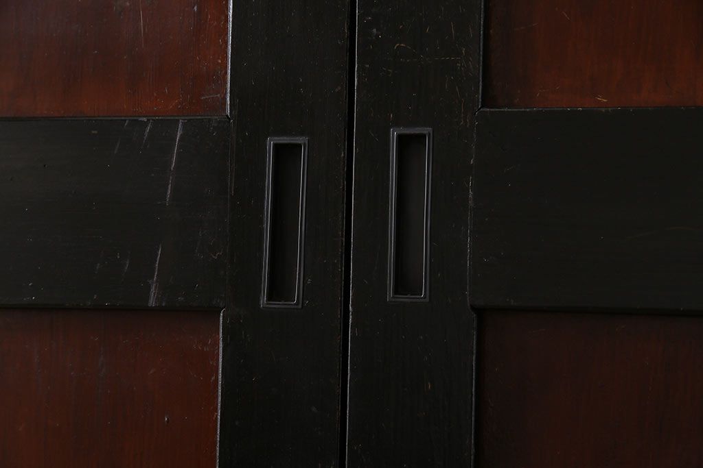 和製アンティーク　ヒノキ材　漆塗り　大振りで存在感のある帯戸(板戸、引き戸、建具)2枚セット(1)