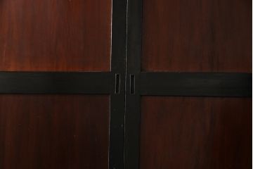 和製アンティーク　ヒノキ材　漆塗り　大振りで存在感のある帯戸(板戸、引き戸、建具)2枚セット(1)