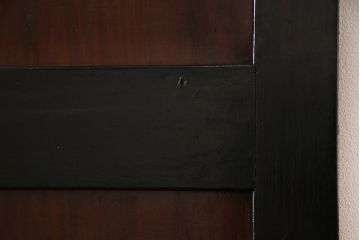 和製アンティーク　ヒノキ材　漆塗り　大振りで存在感のある帯戸(板戸、引き戸、建具)2枚セット(1)