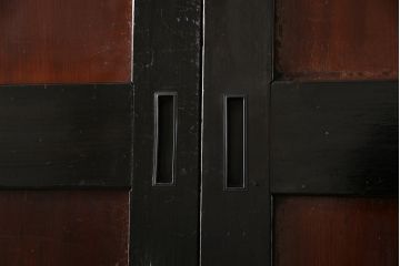 和製アンティーク　ヒノキ材　漆塗り　大振りで存在感のある帯戸(板戸、引き戸、建具)2枚セット(1)