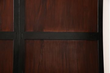 和製アンティーク　ヒノキ材　漆塗り　大振りで存在感のある帯戸(板戸、引き戸、建具)2枚セット(2)