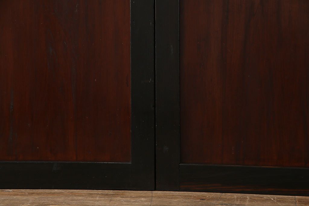 和製アンティーク　ヒノキ材　漆塗り　大振りで存在感のある帯戸(板戸、引き戸、建具)2枚セット(2)