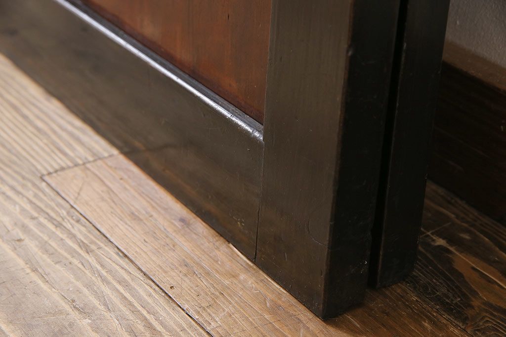 和製アンティーク　ヒノキ材　漆塗り　大振りで存在感のある帯戸(板戸、引き戸、建具)2枚セット(2)